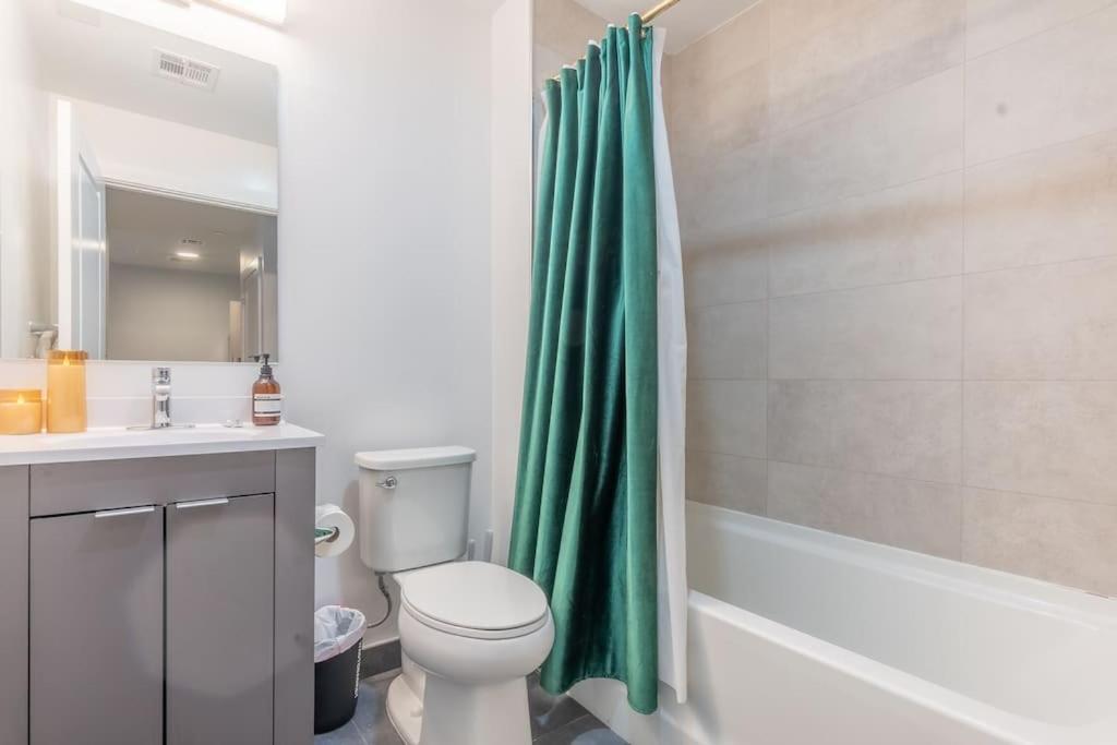 2 Bedroom 2 Bath Suite, Near American Dream And The Airport, Free Parking, King Bed And 2 Queen Beds, Washer And Dryer Orange Exterior foto