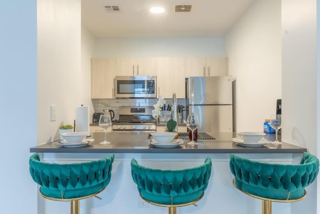 2 Bedroom 2 Bath Suite, Near American Dream And The Airport, Free Parking, King Bed And 2 Queen Beds, Washer And Dryer Orange Exterior foto