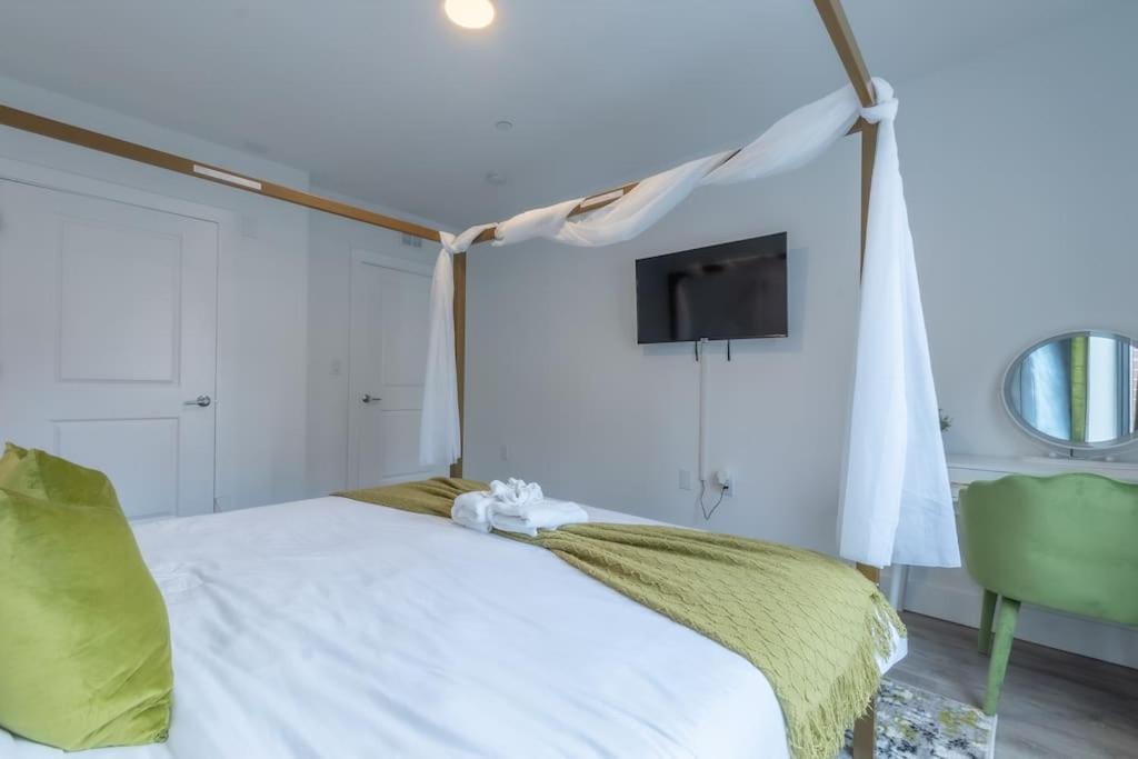 2 Bedroom 2 Bath Suite, Near American Dream And The Airport, Free Parking, King Bed And 2 Queen Beds, Washer And Dryer Orange Exterior foto