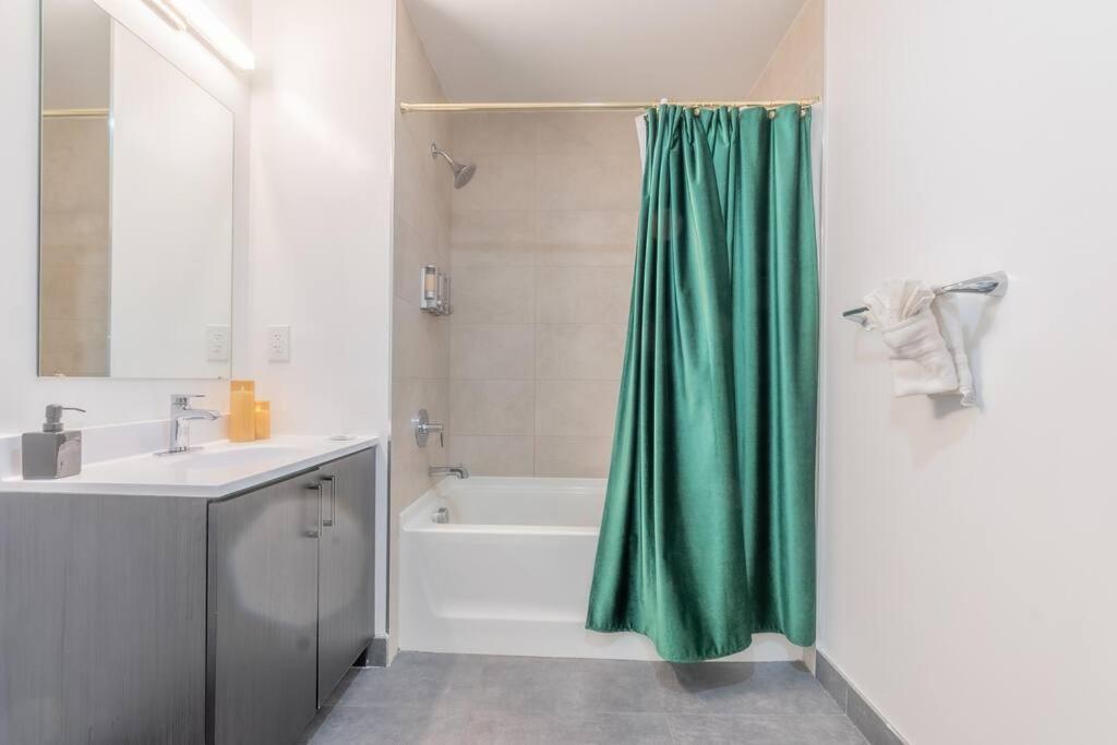 2 Bedroom 2 Bath Suite, Near American Dream And The Airport, Free Parking, King Bed And 2 Queen Beds, Washer And Dryer Orange Exterior foto