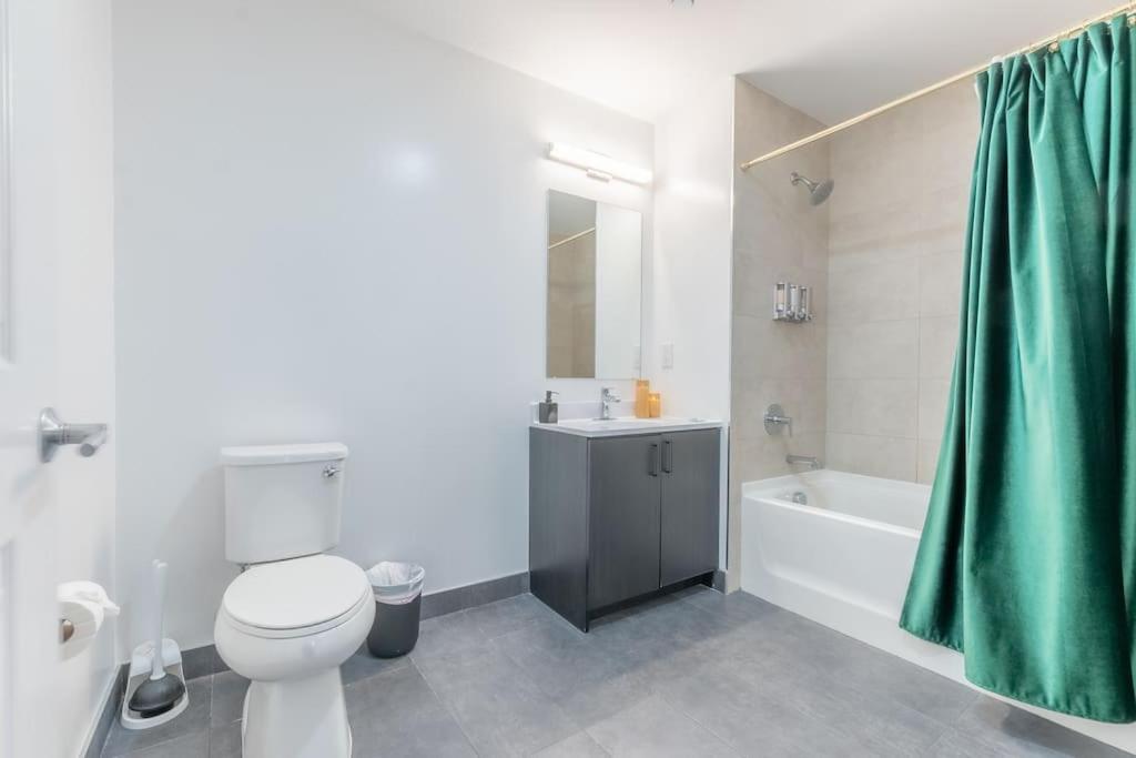 2 Bedroom 2 Bath Suite, Near American Dream And The Airport, Free Parking, King Bed And 2 Queen Beds, Washer And Dryer Orange Exterior foto